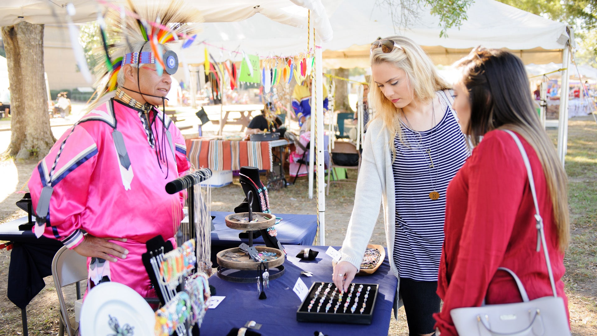 Moundville patrons looking at Native American jewelry