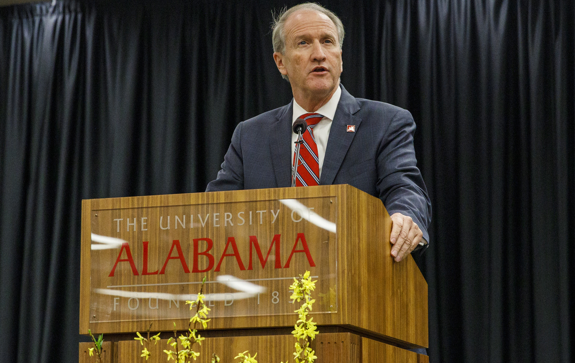 Bell Addresses UA Faculty, Staff at Spring Assembly
