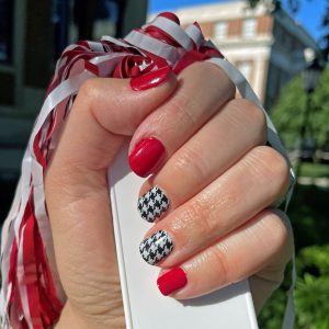 finger nails painted houndstooth