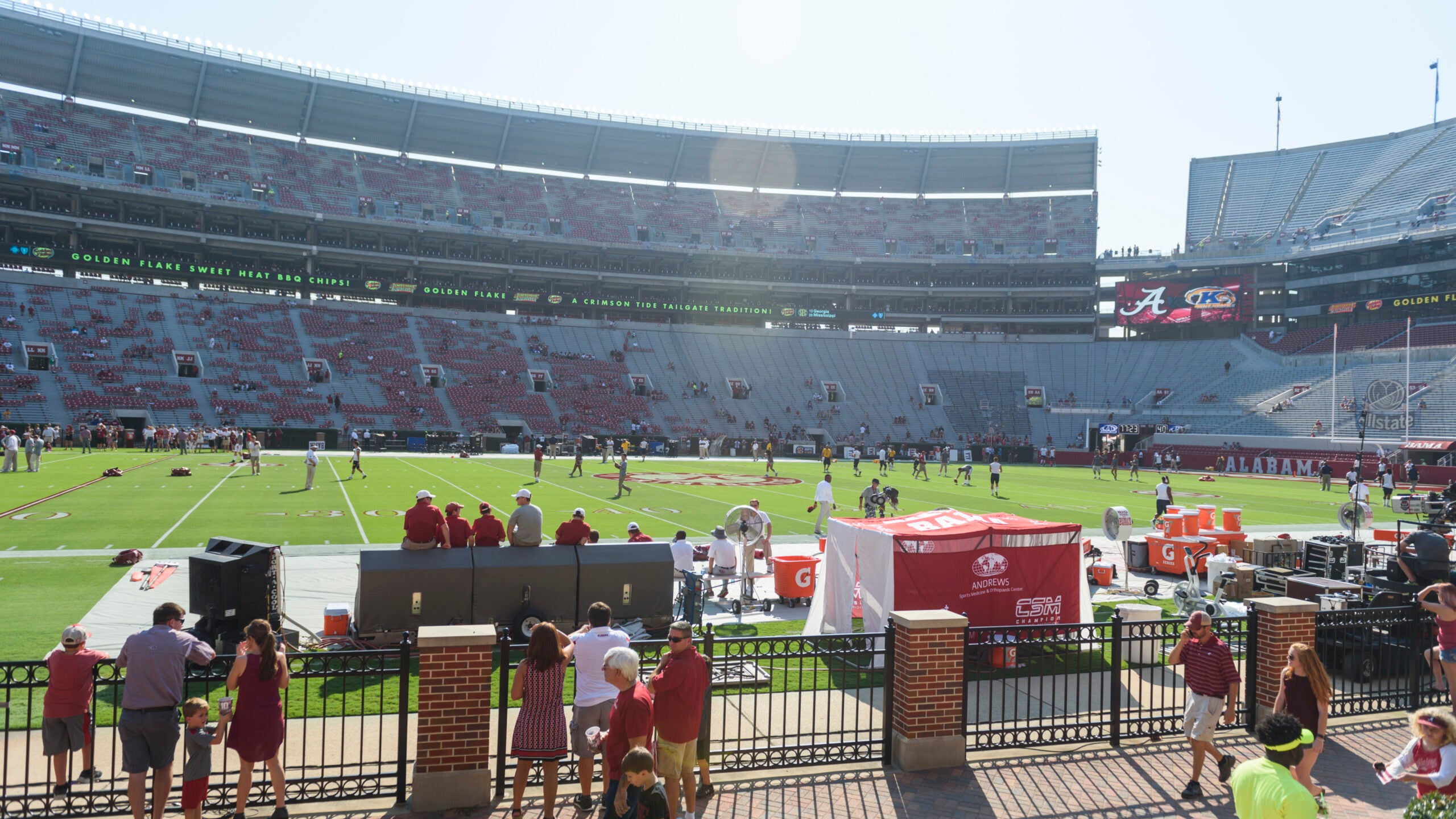 SidelinER, a medical privacy tent for athletic events, was invented at UA