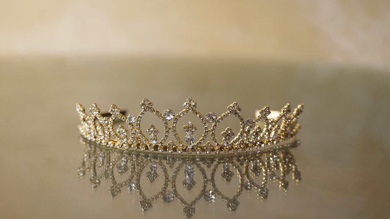 A simple beweled crown.