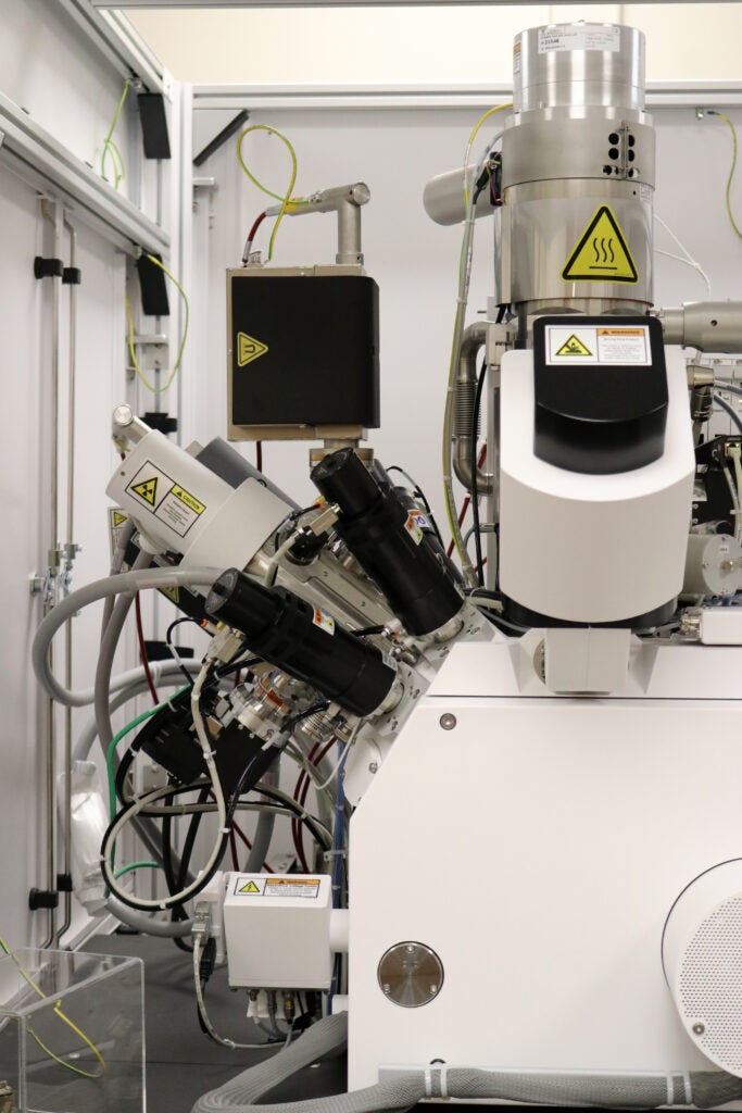 The Helios 5 UX facilitates high-quality sample preparation for Atom Probe Tomography (APT) or S/TEM. 