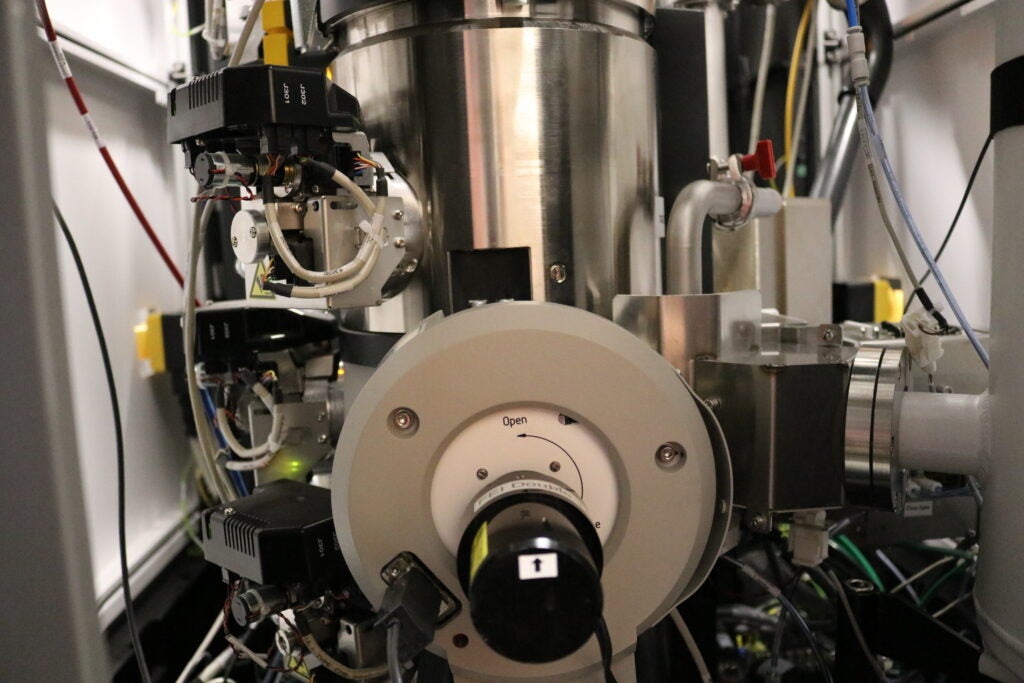 The Thermo Scientific Talos F200i (S)TEM is a 20-200 kV field emission (scanning) transmission electron microscope uniquely designed for performance and productivity across a wide range of Materials Science samples and applications. 