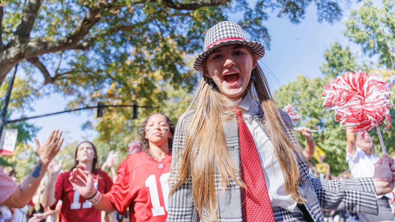 a student dressed ad Bear Bryant in the homecoming parade